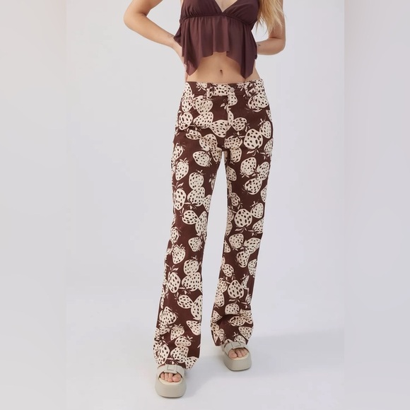 BDG- 90s MIDRISE BOOTCUT - STRAWBERRY PATTERN- Size 28 - Picture 1 of 14